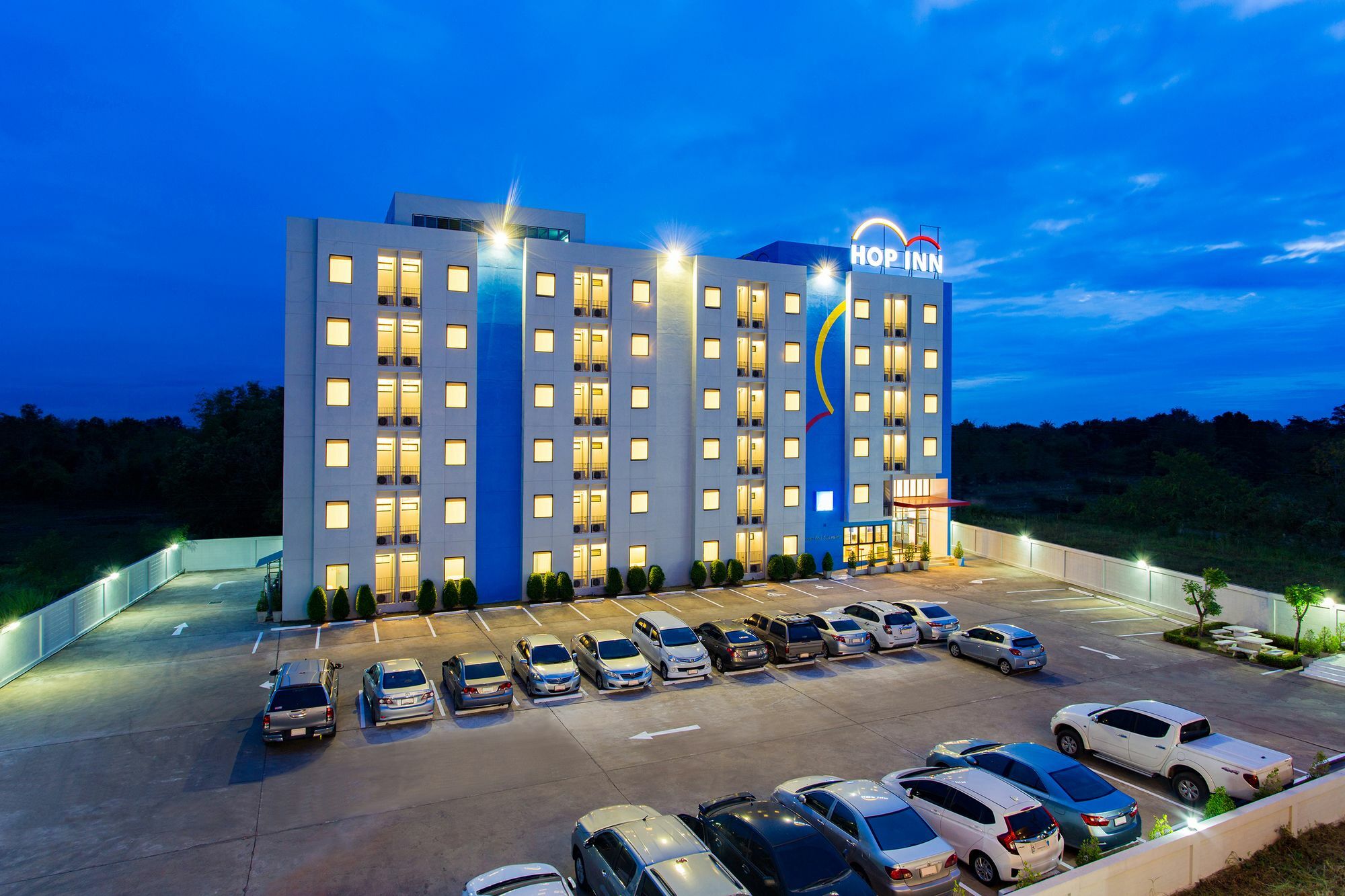 Hop Inn Lop Buri Buitenkant foto